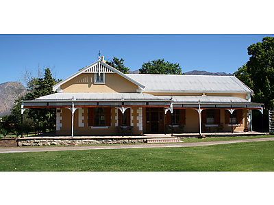 Manor house front view.JPG - Farm Cottages @ Au'd Brandy Route image