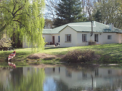 farmhouse-fromdam.jpg - Klondyke Farm Cottages image